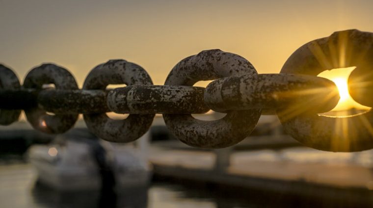 Selective Focus Photoraphy of Chains during Golden Hour